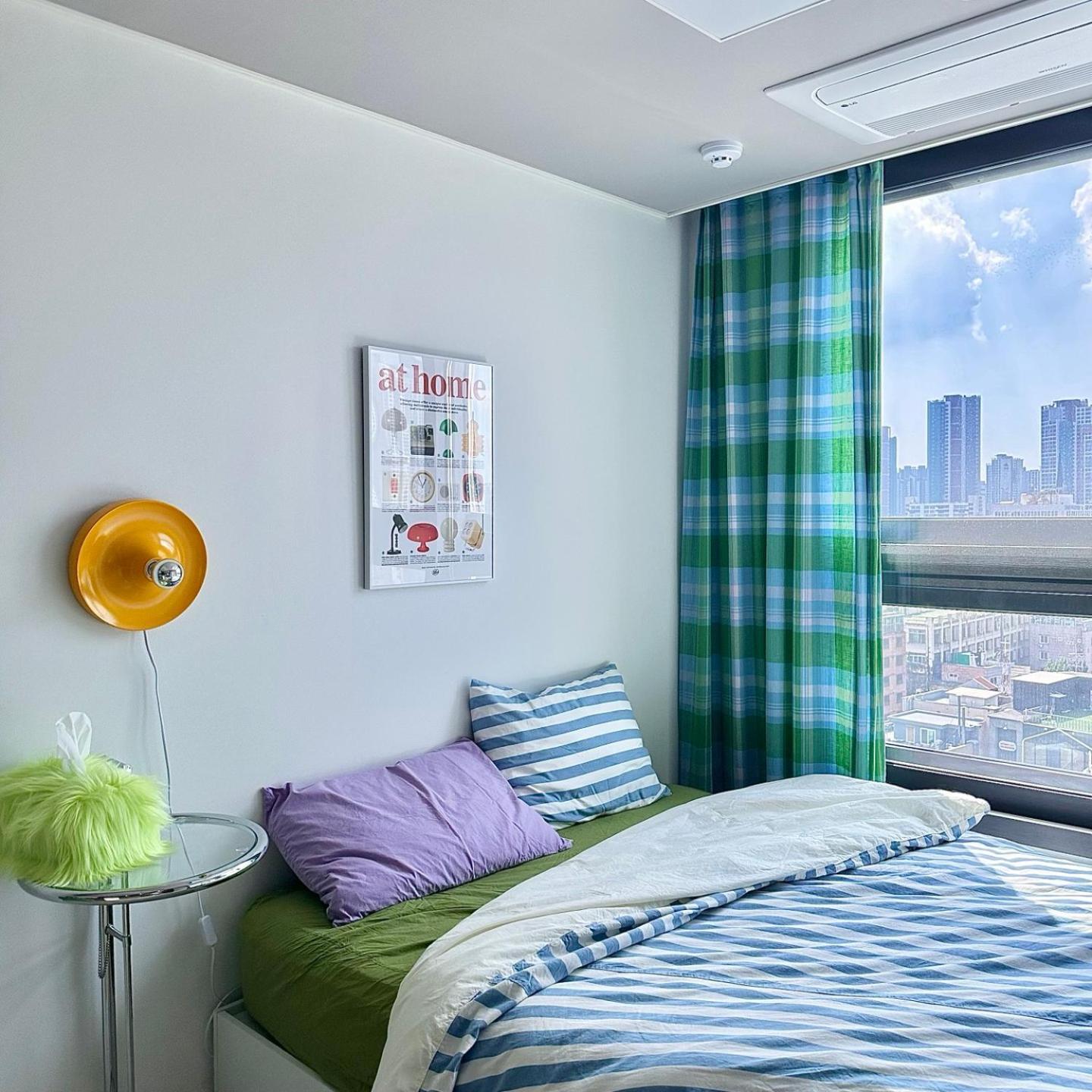 Dongseongro Meomoom Apartment Daegu Room photo