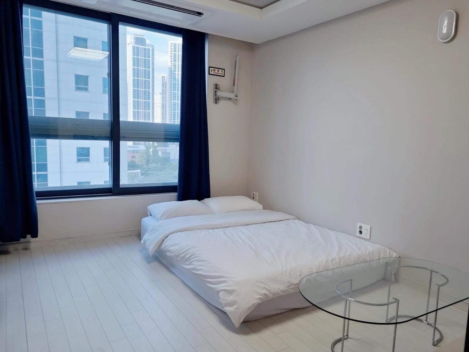 Dongseongro Meomoom Apartment Daegu Room photo